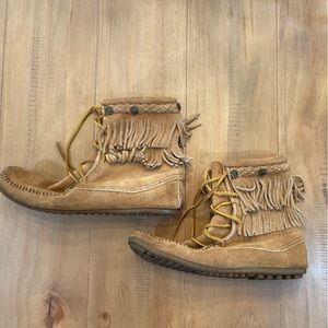 Women's Minnetonka Double Fringe Front Lace Ankle Bootie Moccasins 627T Size 9